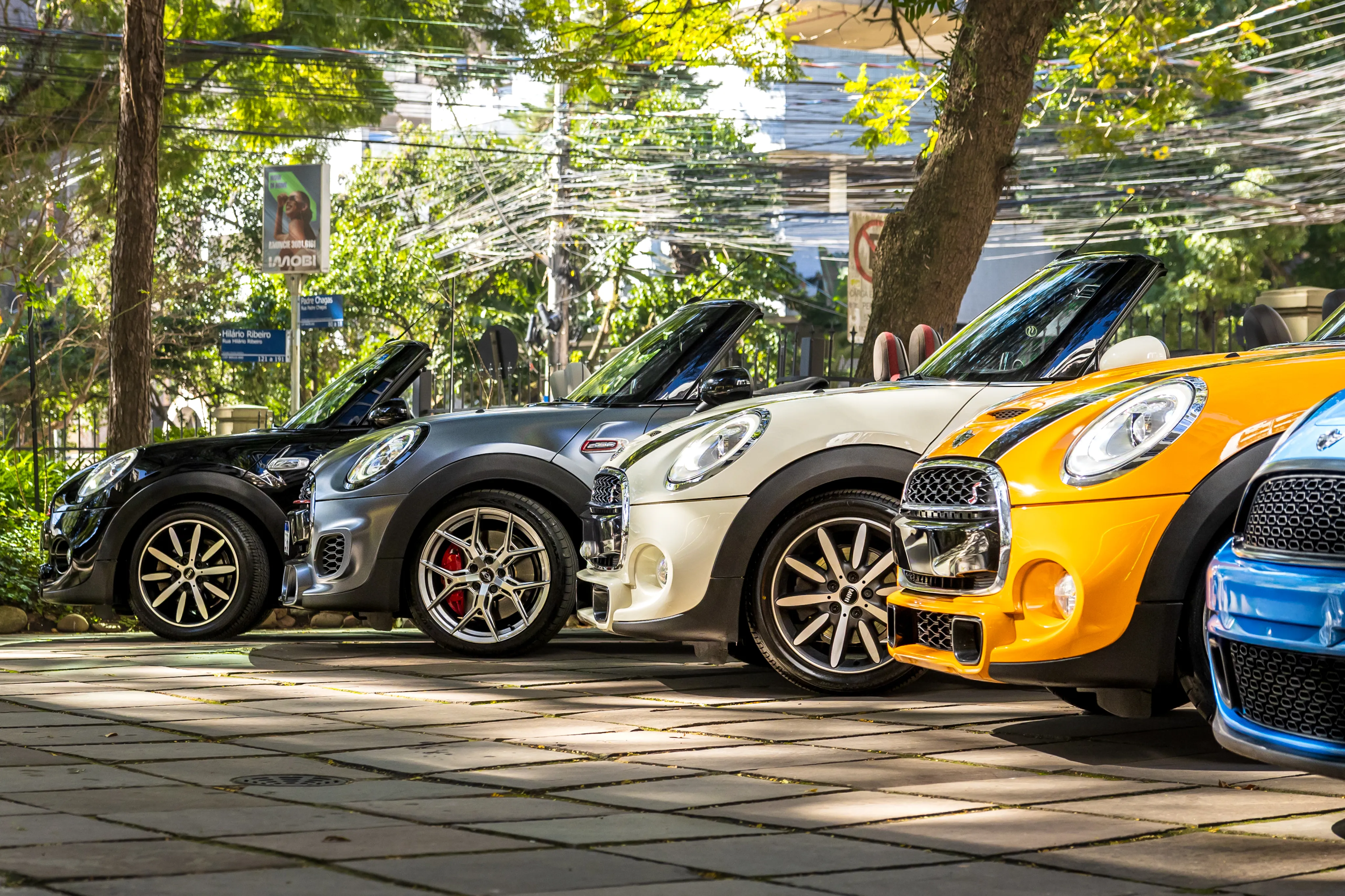 Frota de MINI Cooper conversíveis da MINI Experience Gramado